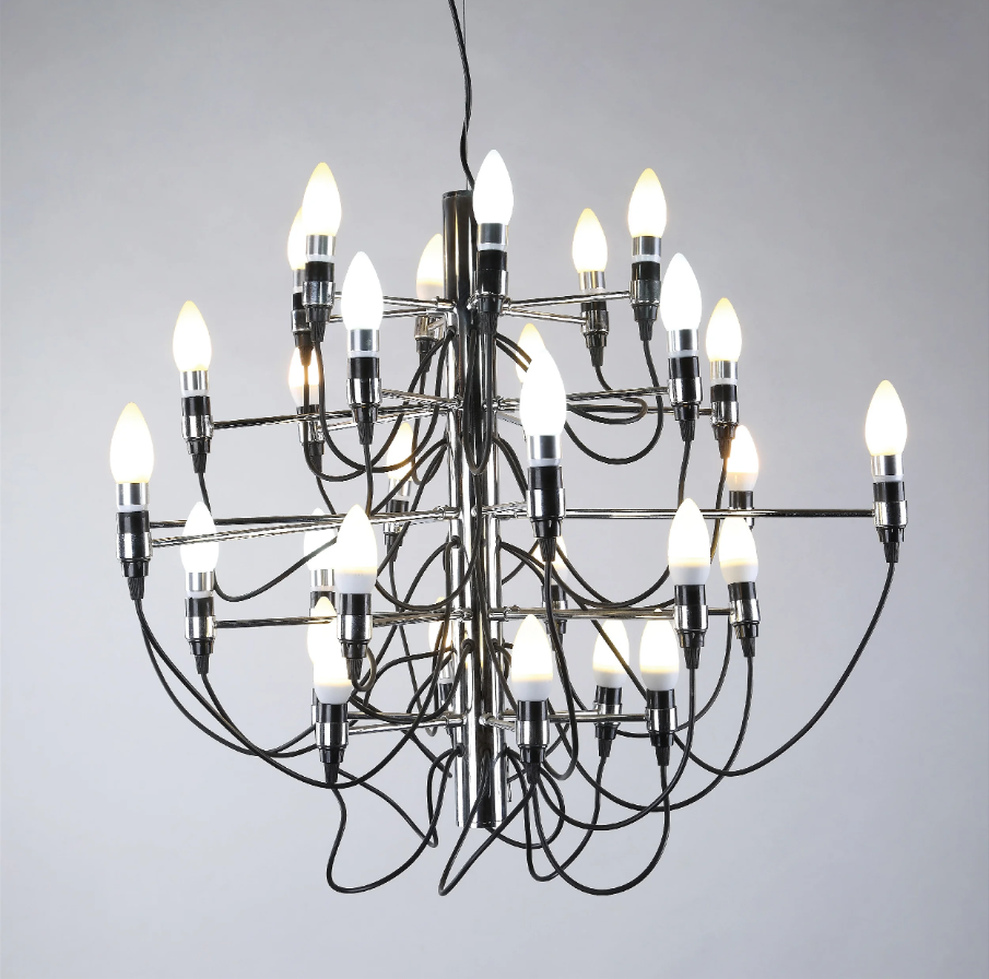 Lustre Pendente Moderno Candela Cromado com 30 lâmpadas acesas, ideal para sala de jantar ou sala de estar com pé direito duplo e alto. Lustres Gênesis loja online de Lustres e Iluminação Decorativa. 